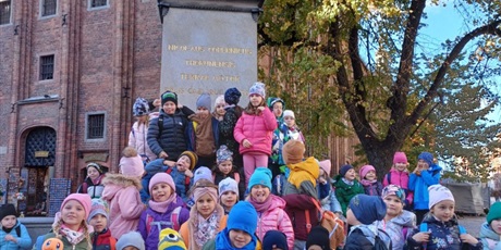 Powiększ grafikę: Dzieci z klas pierwszych przed pomnikiem Mikołaja Kopernika w Toruniu.