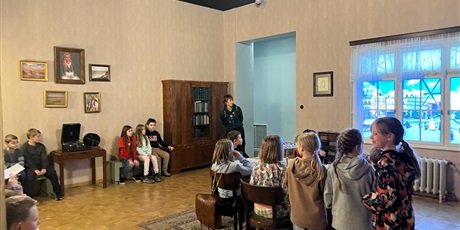 Powiększ grafikę: Dzieci z klasy 3b podczas lekcji warsztatowej w sali Muzeum stylizownej na pokój w kamienicy wojennej Warszawy.