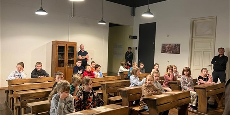 Powiększ grafikę: Dzieci z klasy 3b podczas lekcji warsztatowej w sali Muzeum stylizownej na salę szkolną wojennej Warszawy.