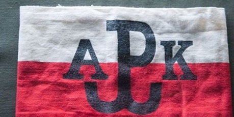 Powiększ grafikę: Na biało-czerwonej fladze znajduje się symbol Polski Walczącej i skrot AK