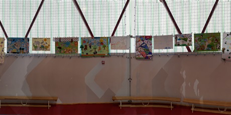 Powiększ grafikę: Plakaty Witajcie w naszej bajce  przygotowane przez wszystkie klasy wiszą na ścianie sali gimnastycznej.
