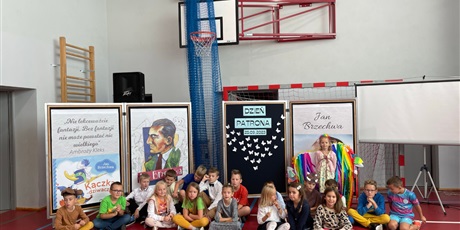 Powiększ grafikę: Klasa 2b pozuje do zdjęcia pod tablicą z napisem Dzień Patrona.