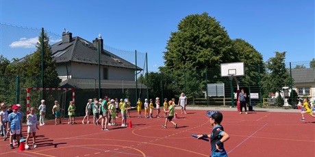 Powiększ grafikę: Uczniowie trzech klas biorą udział w wyścigu rzędów na boisku szkolnym.