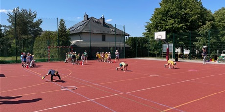 Powiększ grafikę: Uczniowie trzech klas biorą udział w wyścigu rzędów na boisku szkolnym.