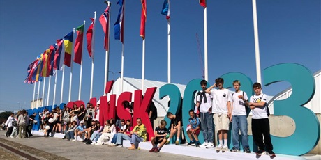 Powiększ grafikę: Uczniowie stojący przed napisem EuroSkills Gdańsk 2023