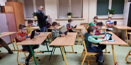 Powiększ grafikę: Dzieci w Świątecznej pracowni tabletowej grają na tabletach.
