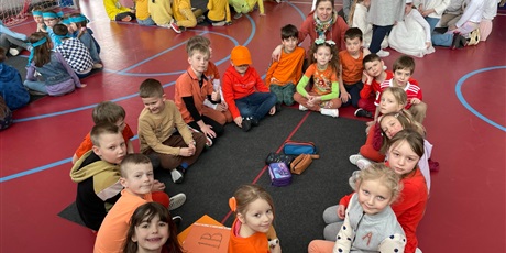 Powiększ grafikę: Dzieci z 1b przebrane na pomarańczowo pozują do zdjęcia.