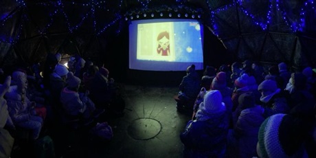 Powiększ grafikę: Uczniowie klasy 2b i 3b oglądają projekcję filmu o tematyce Bożonarodzeniowej.
