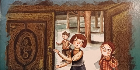 Powiększ grafikę: Okładka "Opowieści z Narnii" - dwie dziewczynki i chłopiec wchodzą do starej szafy.
