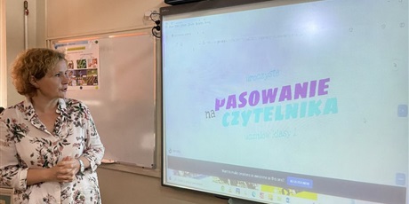 Powiększ grafikę: Nauczyciel Biblioteki Szkolnej otwiera prezentację power point "Pasowanie na Czytelnika".