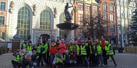 Powiększ grafikę: Zdjęcie grupowe dzieci przy pomniku Neptuna na Starym Mieście w Gdańsku.
