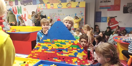 Powiększ grafikę: Dzieci budują piramidę z klocków lego na wystawie LEgo w Galerii Metropolia.