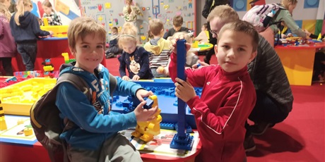 Powiększ grafikę: Dwoje dzieci buduje wieżę z klocków lego na Wystawie LEgo w Galerii Metropolia.