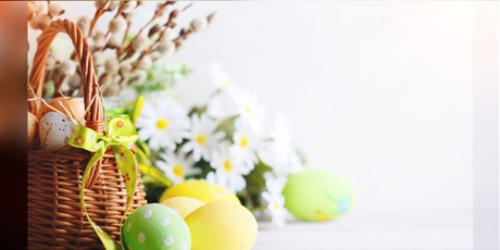 Powiększ grafikę: Koszyk Wielkanocny. Obok pisanki, w tle gałązki bazi i białe kwiaty.