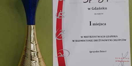 Powiększ grafikę: Dyplom i puchar za zajęcie I miejsca w Mistrzostwach Gdańska w Badmintona Chłopców.