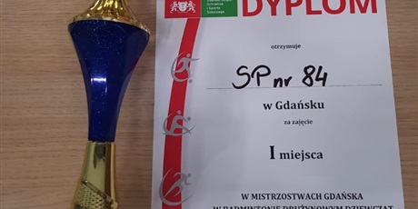 Powiększ grafikę: Dyplom i puchar za zajęcie I miejsca w Mistrzostwach Gdańska w Badmintona Dziewcząt.