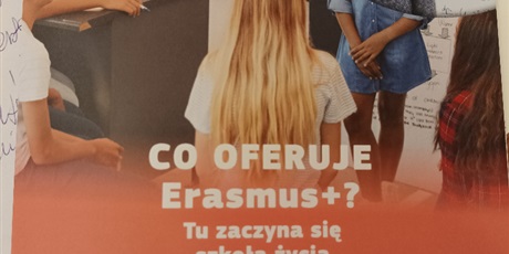 Powiększ grafikę: Plakat - studenci słuchają wykładowcy. Hasło: Co oferuje Erasmus +? Tu zaczyna się szkoła życia.