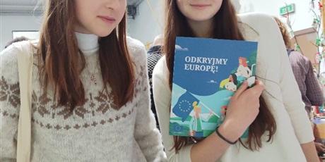 Powiększ grafikę: Dwie dziewczynki trzymają książkę "Odkryjmy Europę!"