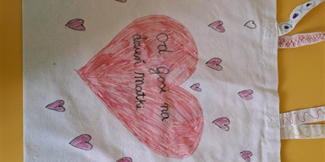 Powiększ grafikę: Malowanka na torbie - czerwone serce z podpisem "Od Gosi na dzień Matki".