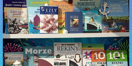 Powiększ grafikę: Na półkach wystawa książek o tematyce morskiej.