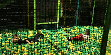 Powiększ grafikę: Dwoje dzieci - dziewczynka i chłopiec w basenie z piłeczkami.