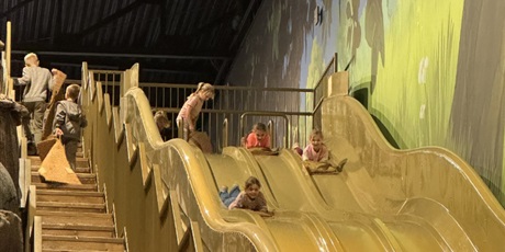 Powiększ grafikę: Kilkoro dzieci zjeżdża na zjeżdżalni.