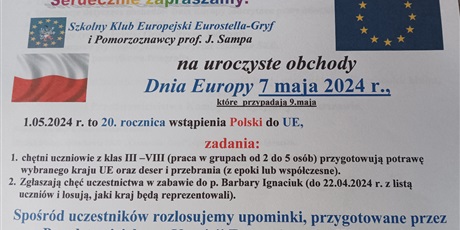 Powiększ grafikę: Ogłoszenie o obchodach Dnia Europy w szkole. Z lewej flaga Polski, z prawej flaga Europy.