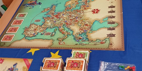 Powiększ grafikę: Gra planszowa - na planszy mapa Europy