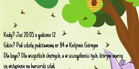 Powiększ grafikę: Po prawej stronie drzewo z zieloną  koroną, pod nim postacie. Od lewej strony: Kubuś Puchatek, Tygrysek, Kłapouchy, Prosiaczek, Hefalump. Spacerują po trawie.