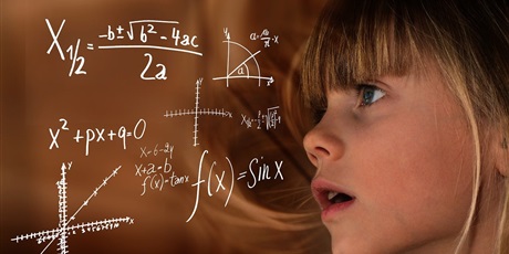 Powiększ grafikę: Po prawej stronie głowa dziewczynki patrzy na tablicę, na której zapisane są obliczenia matematyczne.