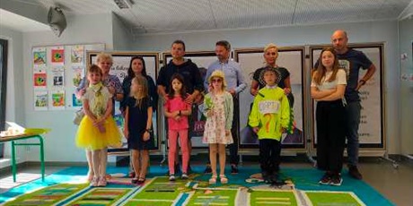 Powiększ grafikę: Szóstka dzieci biorących udział w Miejskim konkursie Brzechwa - Przyjaciel dzieci stoi w szeregu, a za nimi ich opiekunowie.