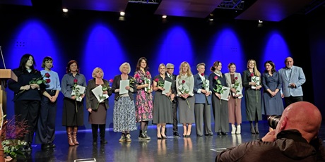 Powiększ grafikę: Na cenie stoją nauczyciele ustawieni w rzędzie, a po prawej obok nich Pani Prezydent Miasta Gdańska Aleksandra Dulkiewicz.