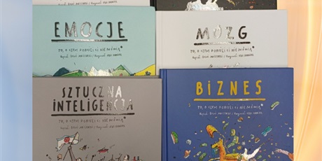 Powiększ grafikę: Książki poukładane okładkami do góry w formie kolażu.