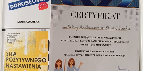 Powiększ grafikę: Po lewej dwie książki dotyczące samooceny, po prawej certyfikat.