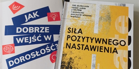 Powiększ grafikę: Obok siebie dwie książki dotyczące pozytywnego myślenia i nastawienia.