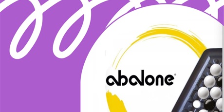 Powiększ grafikę: Zdjęcie gry abalone. Dookoła opis dotyczący zgłaszania się do szkolnego turnieju abalone.