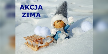 Powiększ grafikę: Ilustracja przedstawia dziecko siedzące po prawej stronie sanek na śniegu i trzymające w lewej ręce kulę śniegową. W lewym górnym rogu iliustracji napis AKCJA ZIMA.