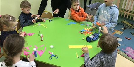 Powiększ grafikę: 16.12.2019 Konkurs na najdłuższy łańcuch choinkowy