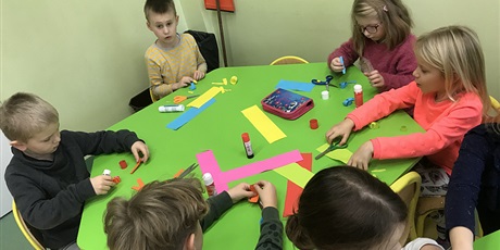 Powiększ grafikę: 16.12.2019 Konkurs na najdłuższy łańcuch choinkowy