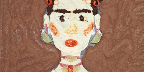 Powiększ grafikę: Portret Fridy Kahlo wykonany za pomocą produktów spożywczych.