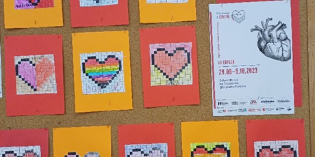 Powiększ grafikę: Prace dzieci - serca pokolorowane z kwadracików - pikseli.