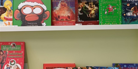 Powiększ grafikę: Książki o tematyce świątecznej na półkach w bibliotece szkolnej.